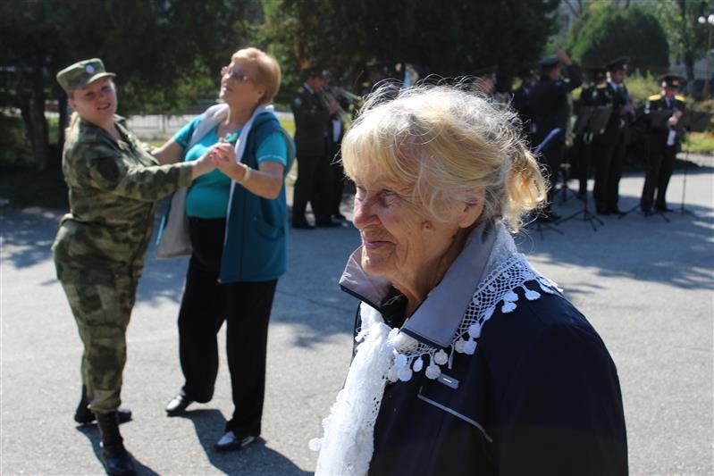 В Кабардино-Балкарии военный оркестр Росгвардии играет вальсы ко Дню пожилых людей