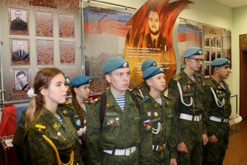 Офицеры СОБР «Гранит» области провели Урок мужества для школьников