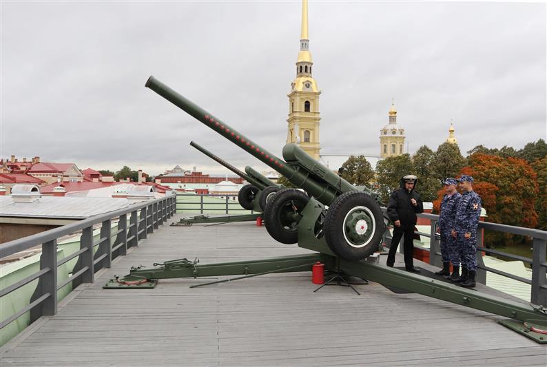 Пушка Петропавловской крепости выстрелила в честь годовщины создания Главного управления Росгвардии по Санкт-Петербургу и Ленинградской области 