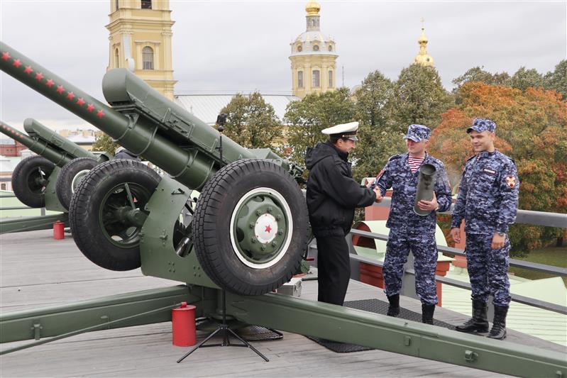 Пушка Петропавловской крепости выстрелила в честь годовщины создания Главного управления Росгвардии по Санкт-Петербургу и Ленинградской области 