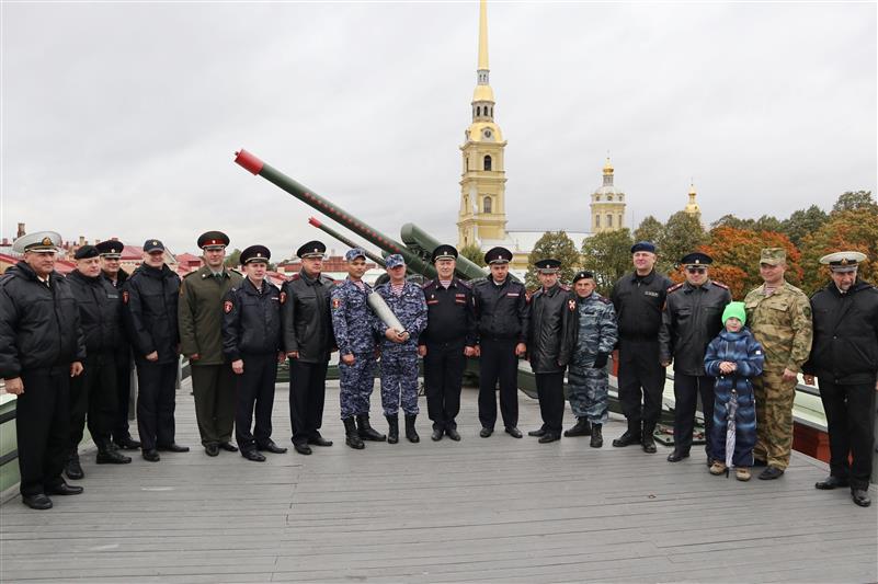 Пушка Петропавловской крепости выстрелила в честь годовщины создания Главного управления Росгвардии по Санкт-Петербургу и Ленинградской области 