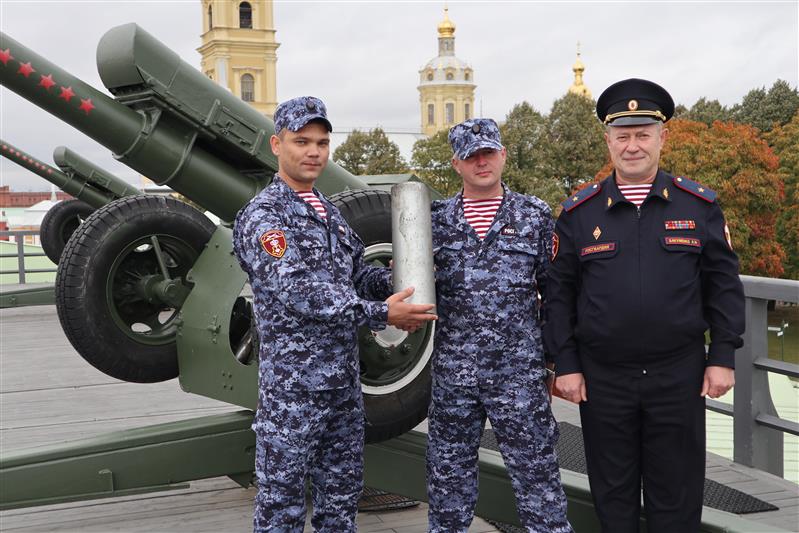 Пушка Петропавловской крепости выстрелила в честь годовщины создания Главного управления Росгвардии по Санкт-Петербургу и Ленинградской области 