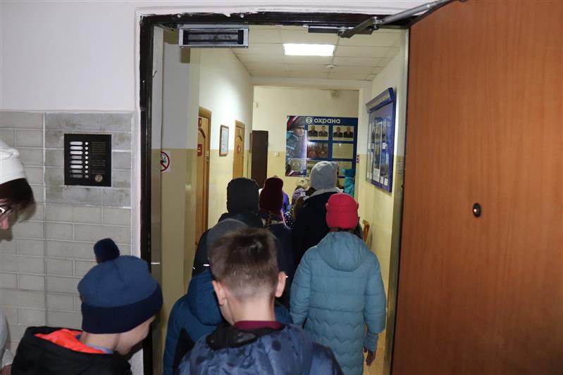 В преддверии профессионального праздника сотрудники вневедомственной охраны Приволжья провели занятия для школьников и воспитанников подшефных заведений