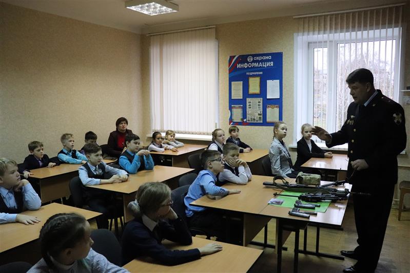 В преддверии профессионального праздника сотрудники вневедомственной охраны Приволжья провели занятия для школьников и воспитанников подшефных заведений