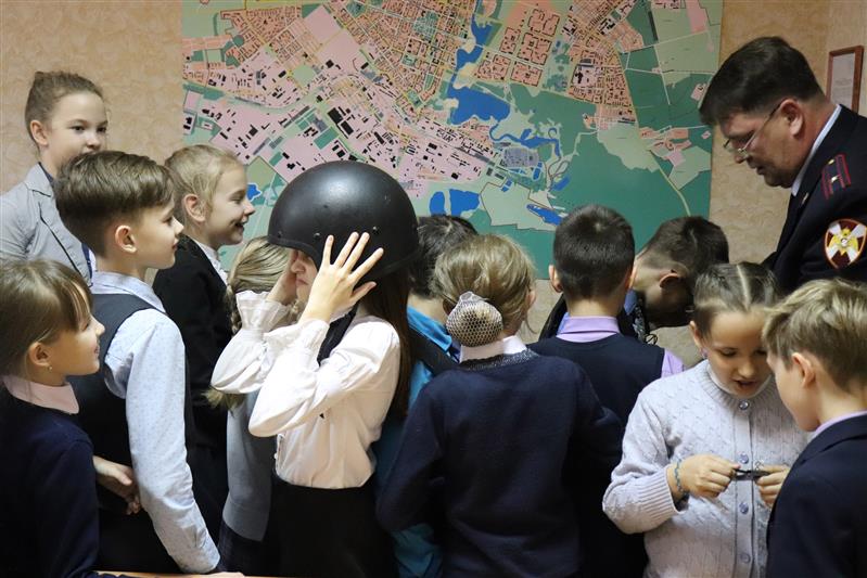 В преддверии профессионального праздника сотрудники вневедомственной охраны Приволжья провели занятия для школьников и воспитанников подшефных заведений