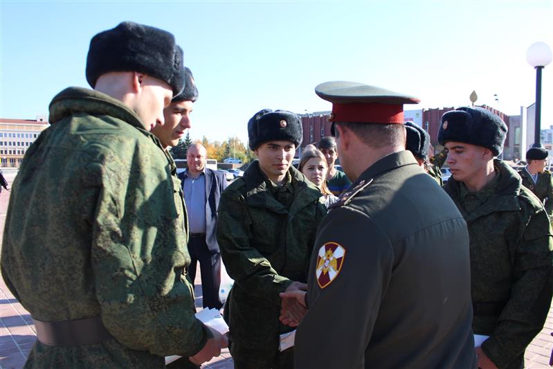 В Липецке заместитель начальника областного управления Росгвардии принял участие в городском чествовании новобранцев осеннего призыва