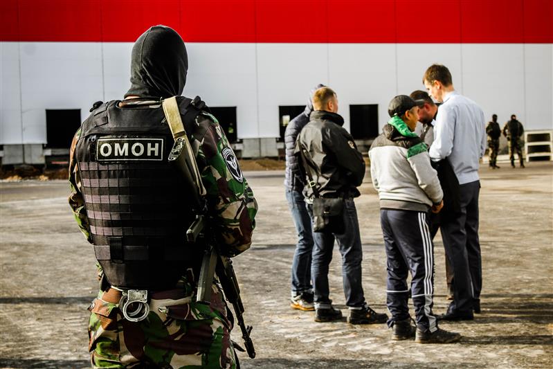 Бойцы новгородского и петербургского ОМОН совместно с полицейскими выявили нарушителей миграционного законодательства