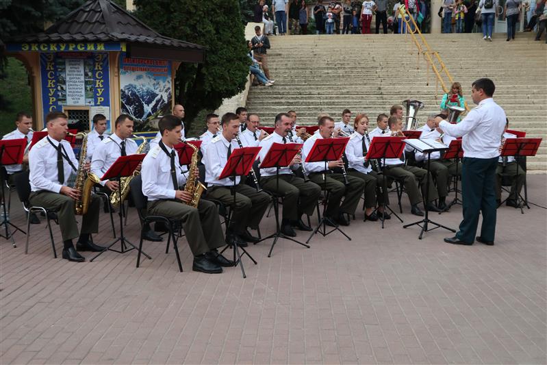 В городах-курортах Кавказских минеральных вод состоялись концерты военного оркестра в рамках акции «Вальс нашей молодости»