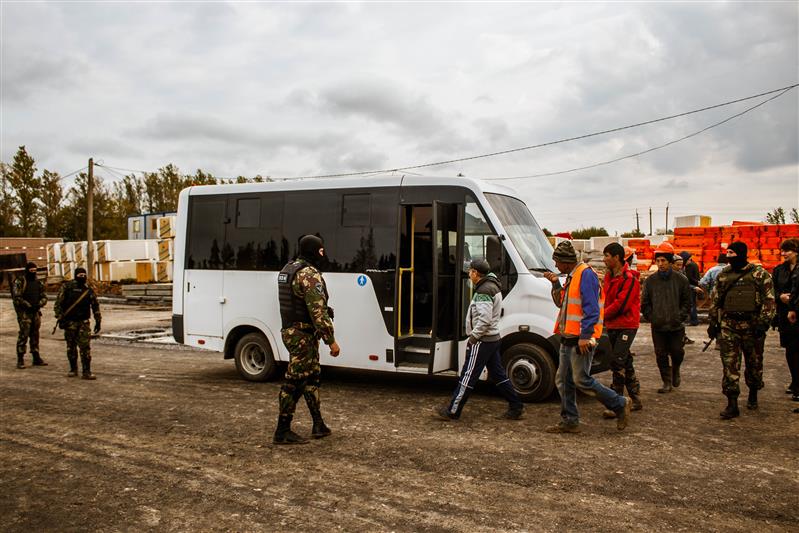 Бойцы новгородского и петербургского ОМОН совместно с полицейскими выявили нарушителей миграционного законодательства