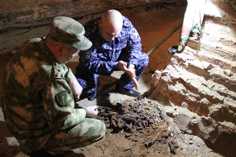 Взрывотехники астраханского ОМОН обследовали и уничтожили боеприпасы времен Великой Отечественной войны, найденные на территории историко-архитектурного комплекса