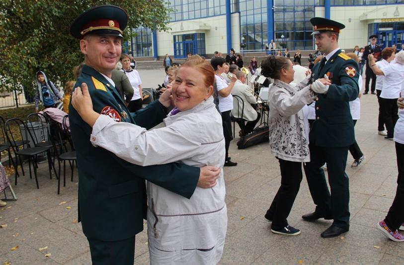 В городах Уральского федерального округа проведена акция «Вальс нашей молодости»