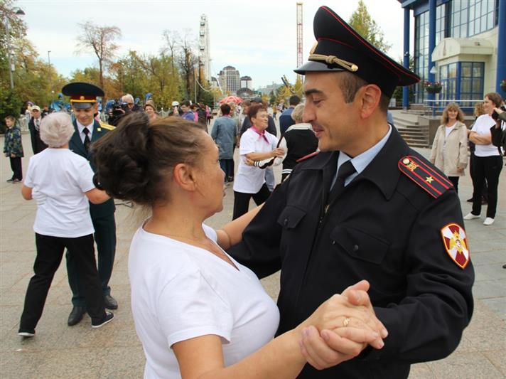 В городах Уральского федерального округа проведена акция «Вальс нашей молодости»