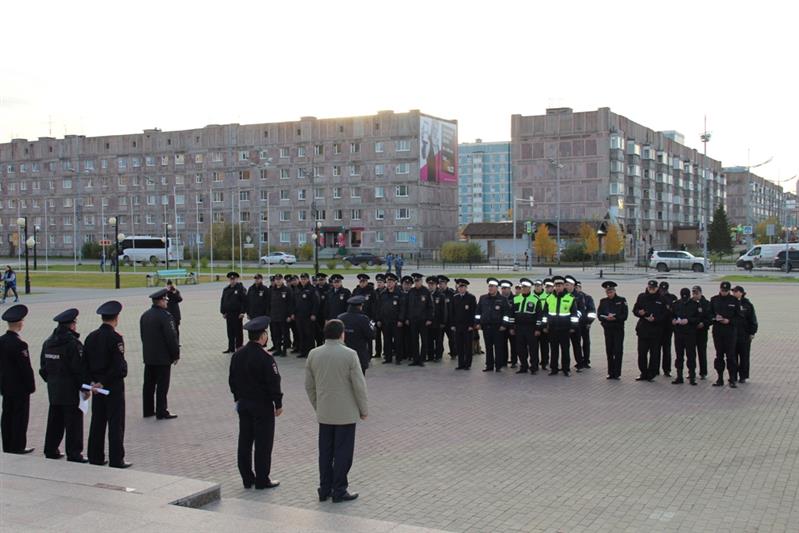 На Ямале росгвардейцы приняли участие в гарнизонном разводе и смотре автомобильной техники