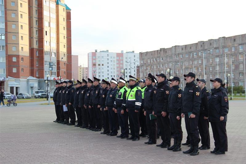 На Ямале росгвардейцы приняли участие в гарнизонном разводе и смотре автомобильной техники
