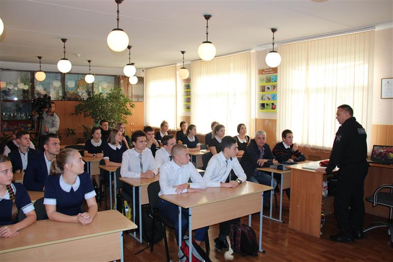 Севастопольские росгвардейцы провели для школьников Урок безопасности (видео)