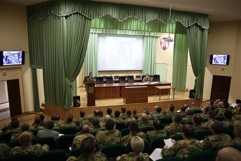 Офицерам Северо-Кавказского округа Росгвардии презентовали книгу «Знаменосец. Война и мир генерала Романова»