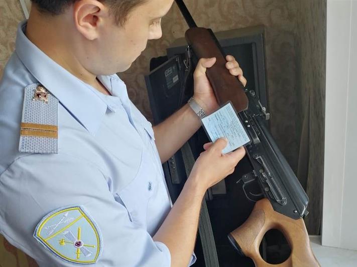 В Хакасии инспекторы центра лицензионно-разрешительной работы Росгвардии проверили владельцев оружия