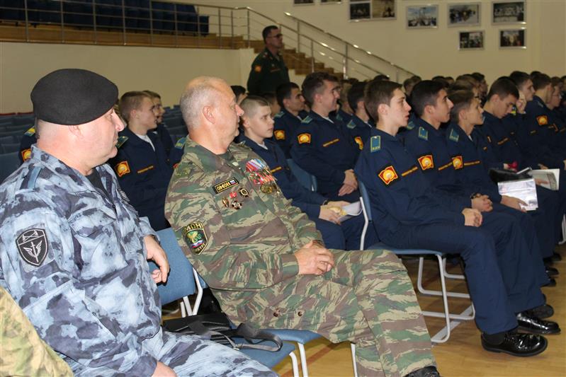 Представители территориального органа Росгвардии провели Урок мужества для воспитанников оренбургского кадетского училища