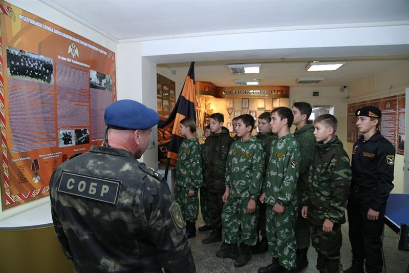Командир челябинского СОБР провел экскурсию по отряду для воспитанников подшефного военно-патриотического клуба 