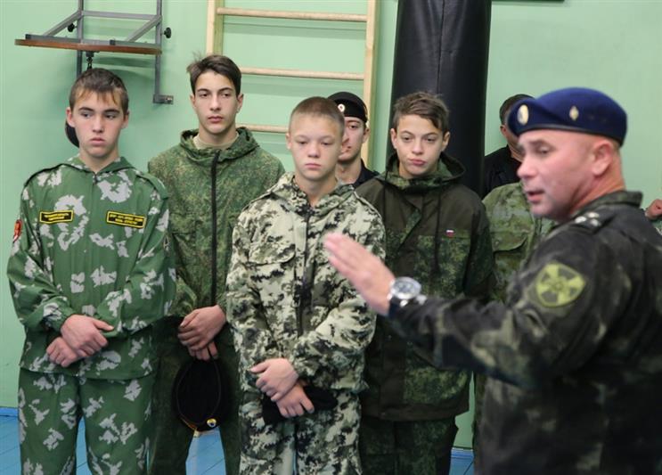 Командир челябинского СОБР провел экскурсию по отряду для воспитанников подшефного военно-патриотического клуба 