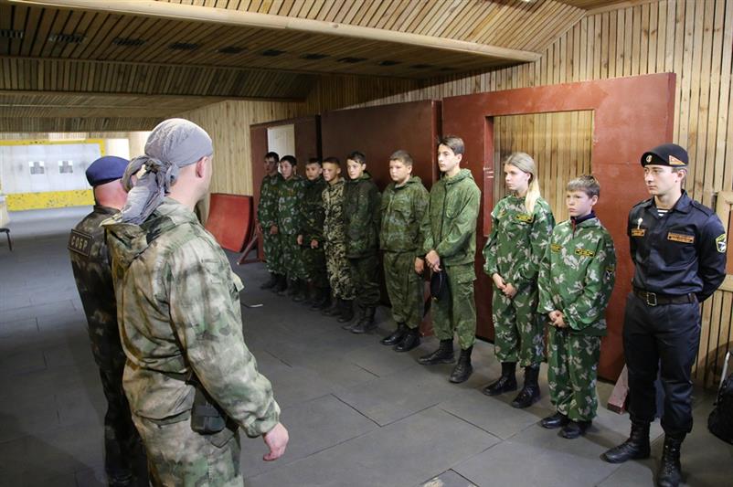Командир челябинского СОБР провел экскурсию по отряду для воспитанников подшефного военно-патриотического клуба 