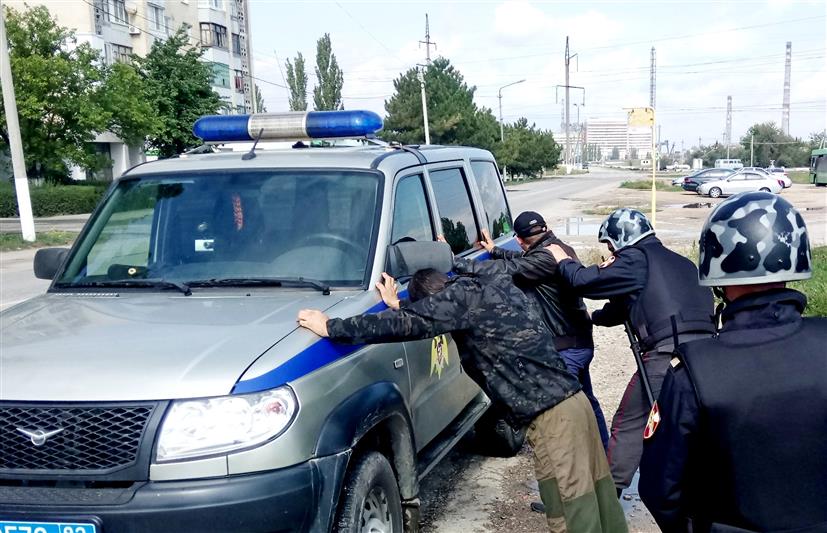 В Армянске росгвардейцы задержали подозреваемых в причинении вреда здоровью двум местным жителям
