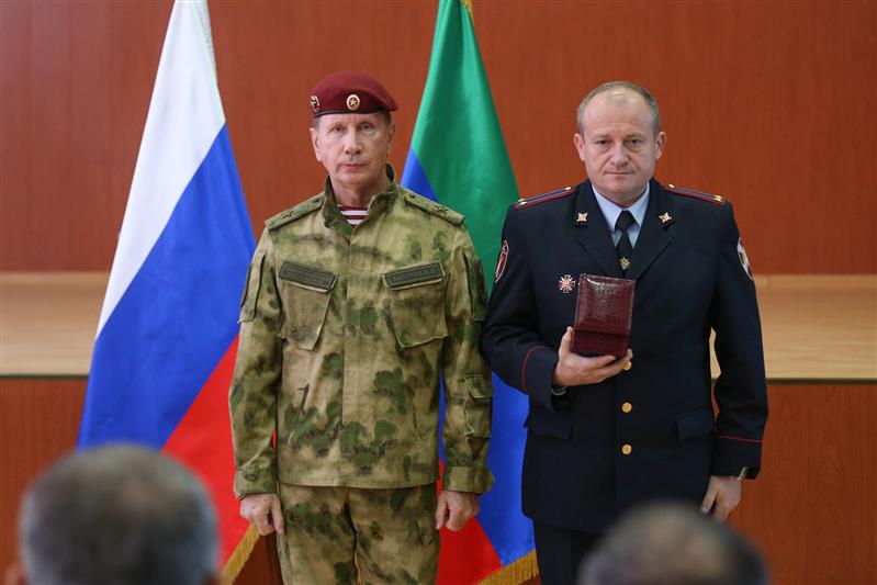 В Республике Дагестан директор Росгвардии вручил награды сотрудникам и военнослужащим ведомства (фото, видео)