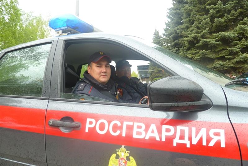 В Уральском округе сотрудники Росгвардии задержали находящегося в федеральном розыске мужчину, обнаружили угнанный автомобиль и пресекли нелегальную игорную деятельность