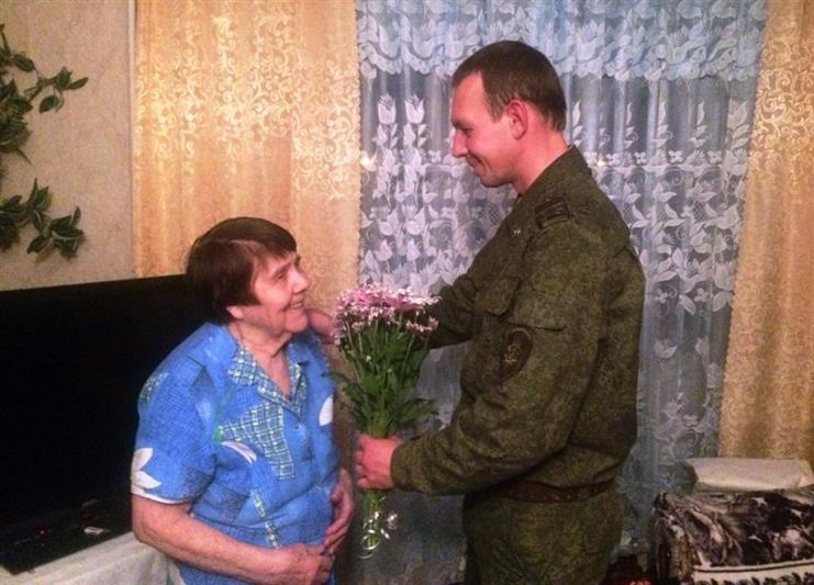 В Тюмени представители Росгвардии поздравили пожилых людей с праздником (фото)