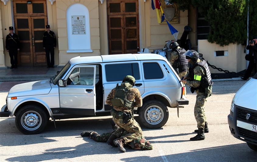 В Севастополе росгвардейцы приняли участие в дне открытых дверей Черноморского высшего военно-морского ордена Красной Звезды училища имени П.С. Нахимова