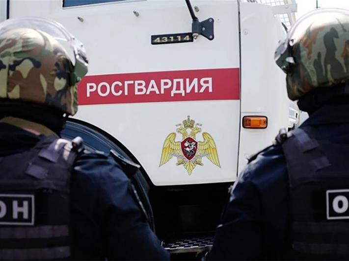 В Красноярске сотрудники ОМОН на транспорте и полиции задержали подозреваемых в незаконном культивировании и сбыте наркотиков