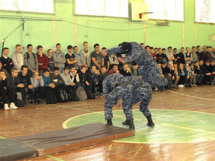 В преддверии профессионального праздника сотрудники вневедомственной охраны Приволжья провели занятия для школьников и воспитанников подшефных заведений