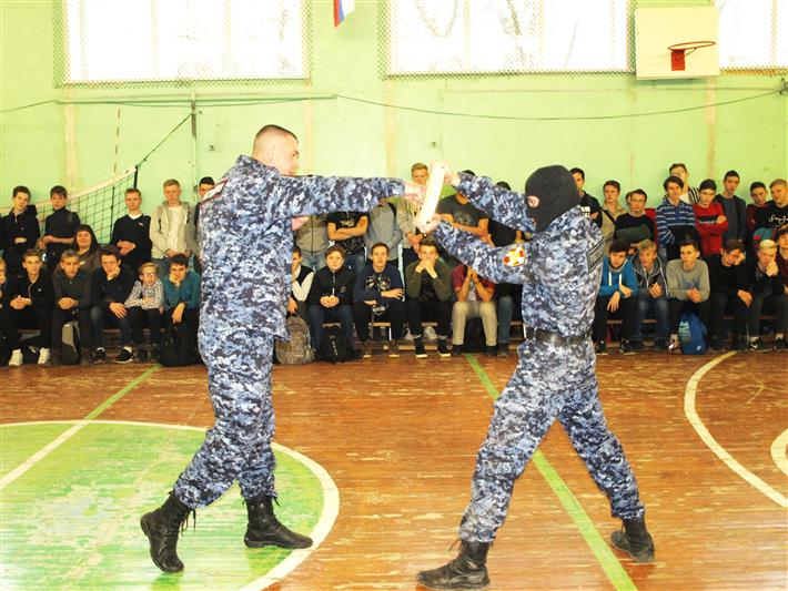 В преддверии профессионального праздника сотрудники вневедомственной охраны Приволжья провели занятия для школьников и воспитанников подшефных заведений