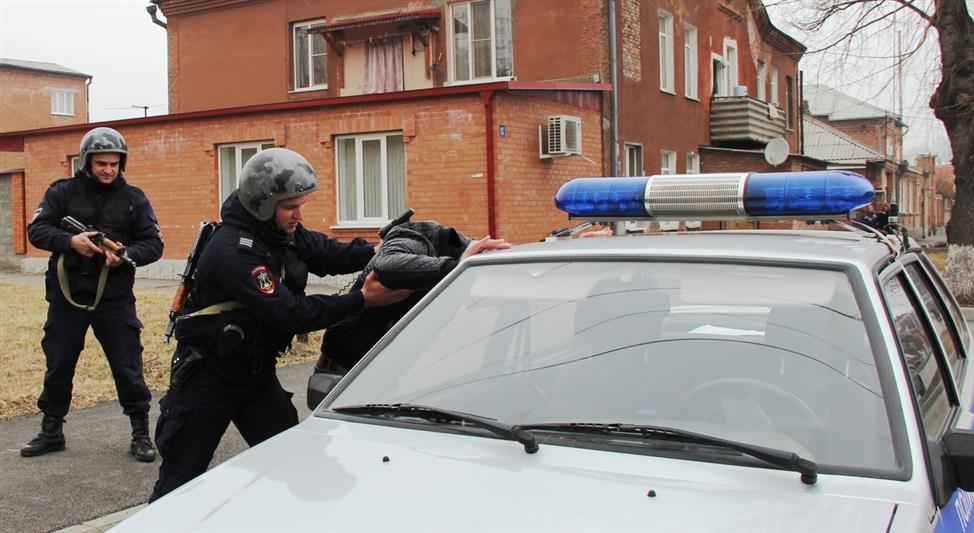 В Пушкине росгвардейцы задержали гражданина, находившегося в федеральном розыске, и злоумышленников, совершивших кражу и грабеж