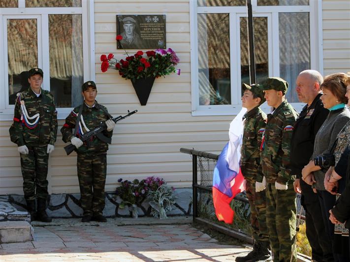 Алтайские росгвардейцы приняли участие в открытии доски памяти спецназовца, погибшего при исполнении воинского долга