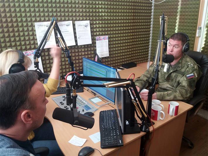 Офицеры ОМОН поздравили своих коллег с профессиональным праздником в прямых эфирах региональных радиостанций