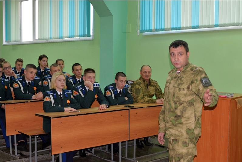 В Екатеринбургском кадетском корпусе войск Росгвардии состоялась презентация книги «Знаменосец. Война и мир генерала Романова» 