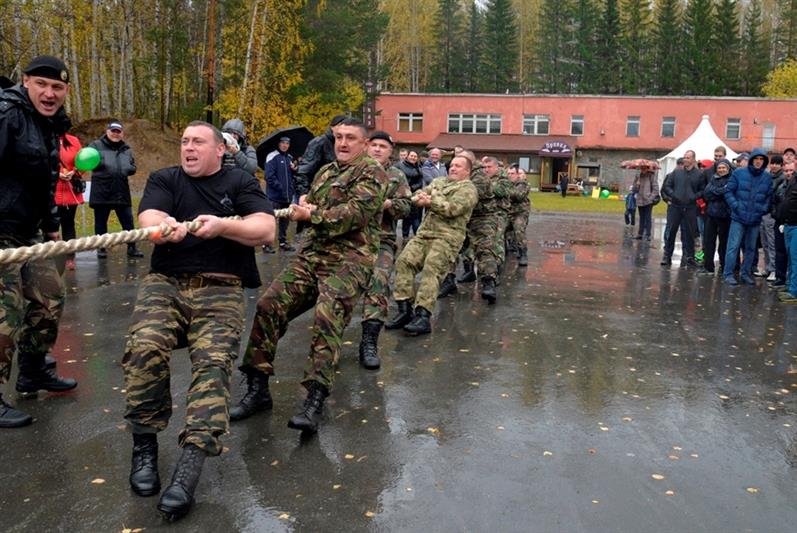 Военнослужащие и сотрудники Уральского округа Росгвардии провели спортивный праздник, посвящённый закрытию летнего спортивного сезона