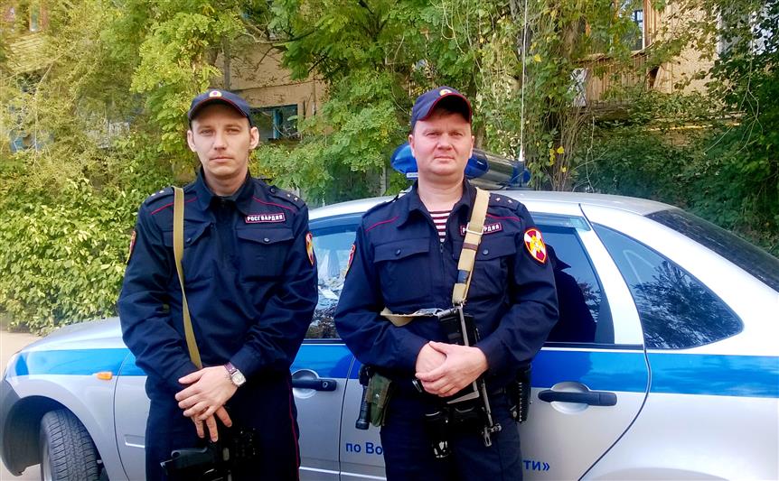 Волгоградские росгвардейцы задержали подозреваемого в совершении кражи и передали сотрудникам полиции преступников, находившихся в федеральном розыске