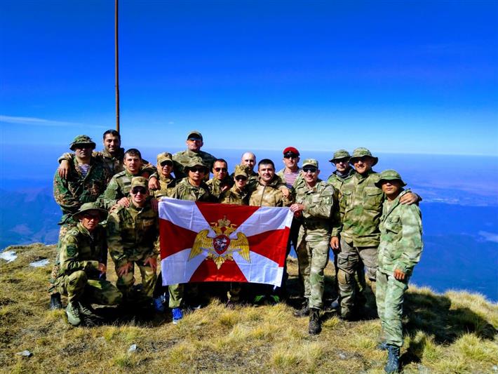 Военнослужащие Северо-Кавказского округа совершили восхождение на вершину горы Кавказа 