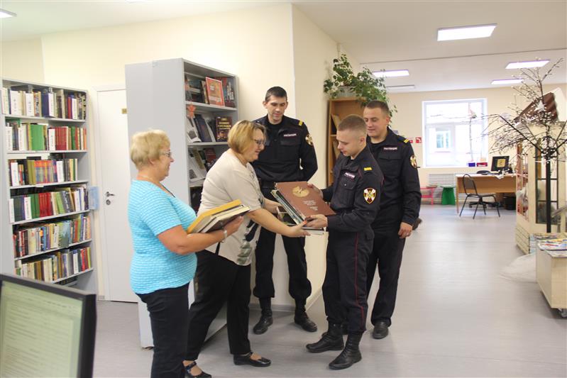 В Карелии росгвардейцы приняли участие в акции «Подари книгу библиотеке»