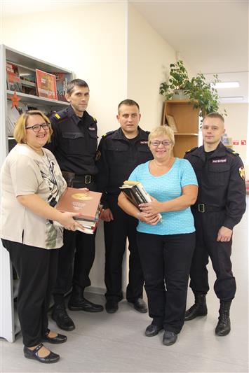 В Карелии росгвардейцы приняли участие в акции «Подари книгу библиотеке»