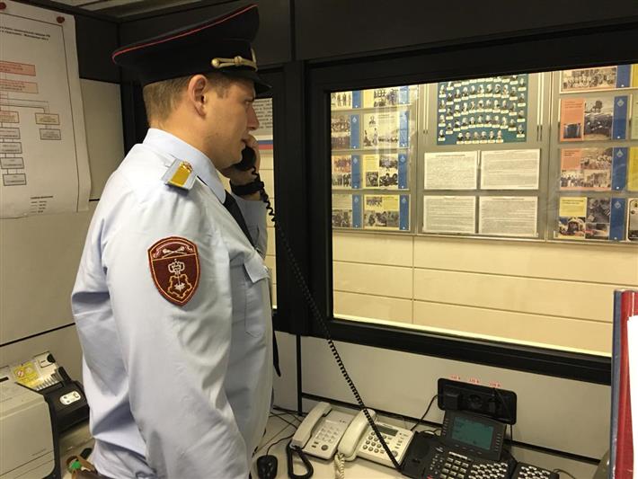 В Москве сотрудники вневедомственной охраны задержали мужчину, переносившего более 100 граммов наркотиков