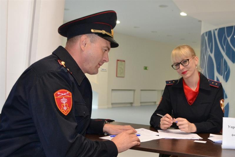 Сотрудники владивостокского отдела вневедомственной охраны представили собственную информационную площадку на ярмарке вакансий