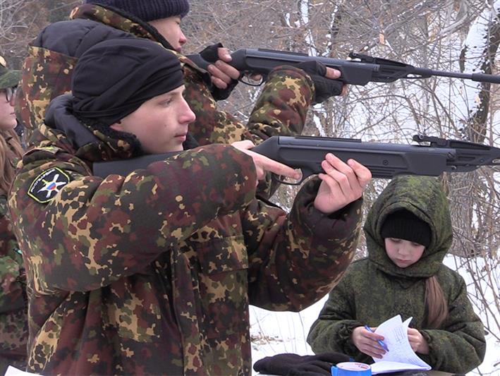 В Кузбассе бойцы Росгвардии вручили школьникам шевроны юных спецназовцев