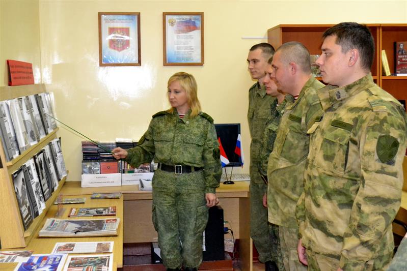 Военнослужащие и сотрудники Восточного округа Росгвардии почтили память погибших правоохранителей 