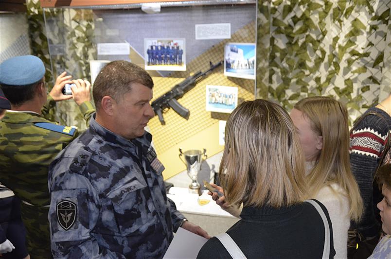 Офицеры СОБР и ОМОН  приняли участие в открытии выставки, посвященной подразделениям специального назначения Удмуртии