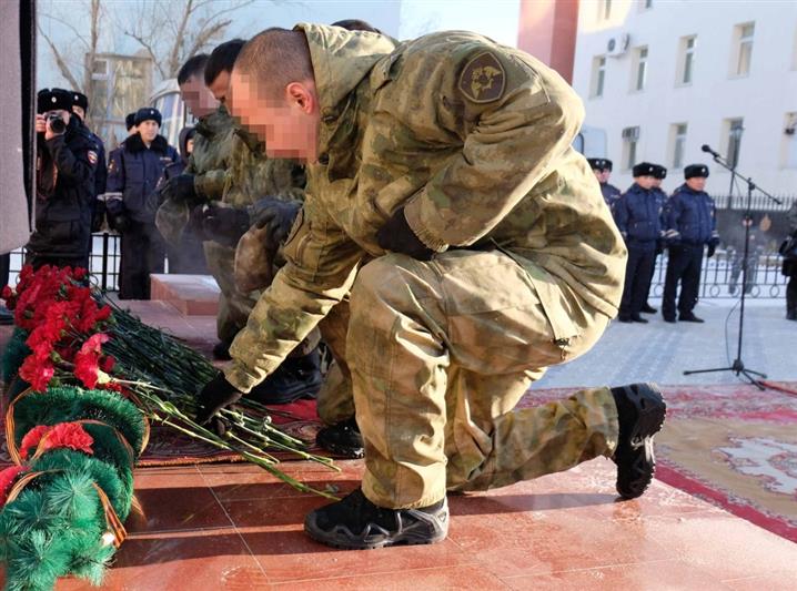 Военнослужащие и сотрудники Восточного округа Росгвардии почтили память погибших правоохранителей 