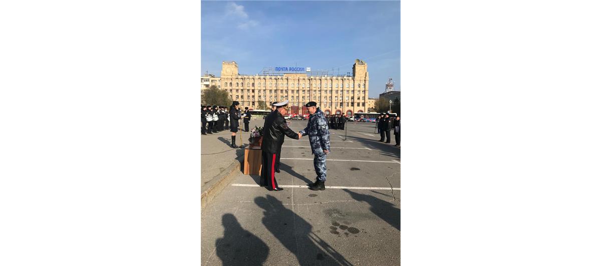 В Волгограде состоялся общегарнизонный развод подразделений МВД и Росгвардии, приуроченный ко Дню сотрудника органов внутренних дел