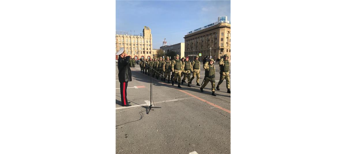 В Волгограде состоялся общегарнизонный развод подразделений МВД и Росгвардии, приуроченный ко Дню сотрудника органов внутренних дел